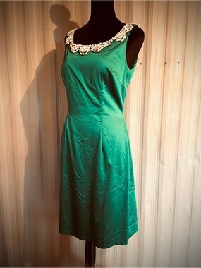 Emerald Green Satin Sheath Cocktail Dress Jewel Encrusted Neckline sz 10 Madmen
